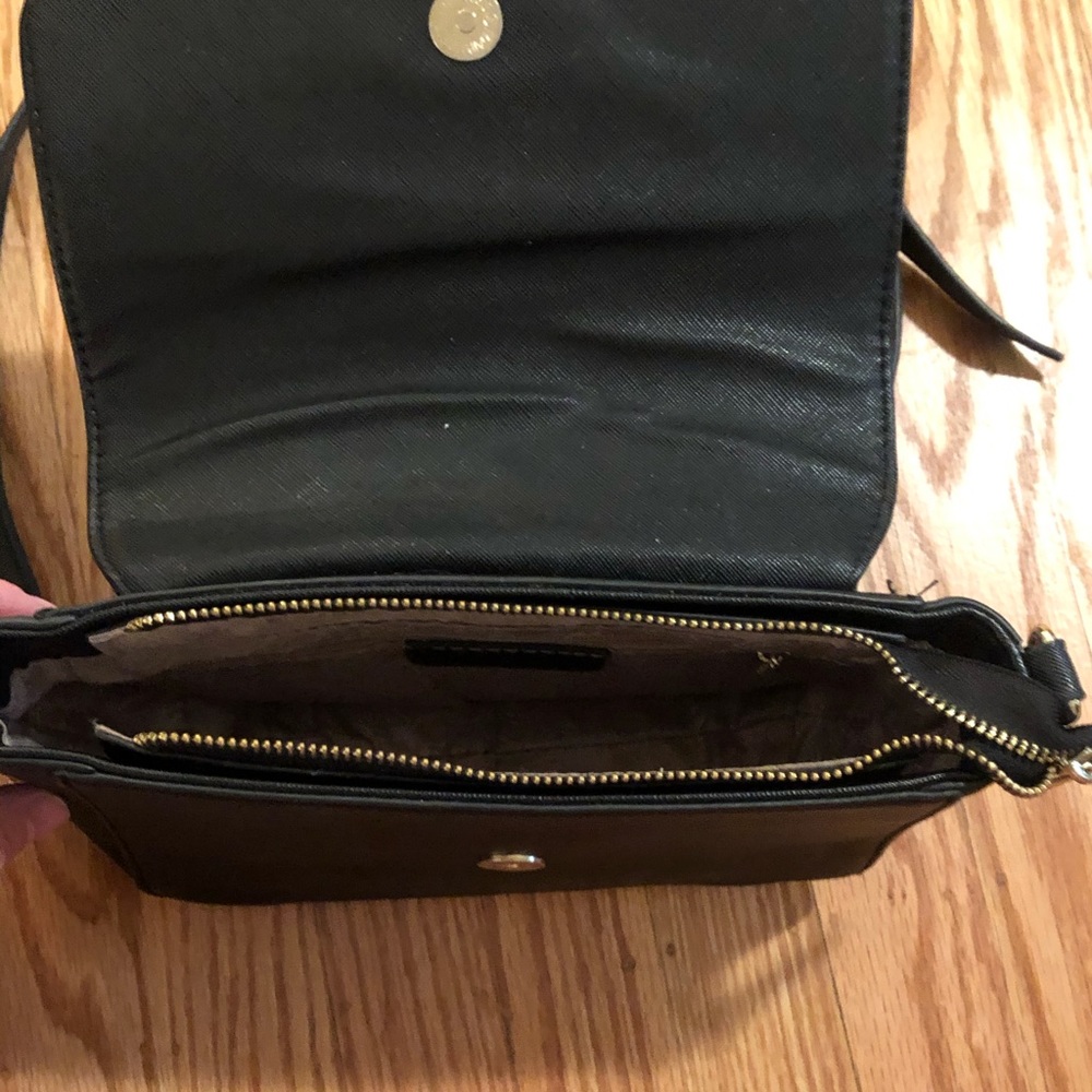 Michael Kors black crossbody with gold details - Picture 6 of 12